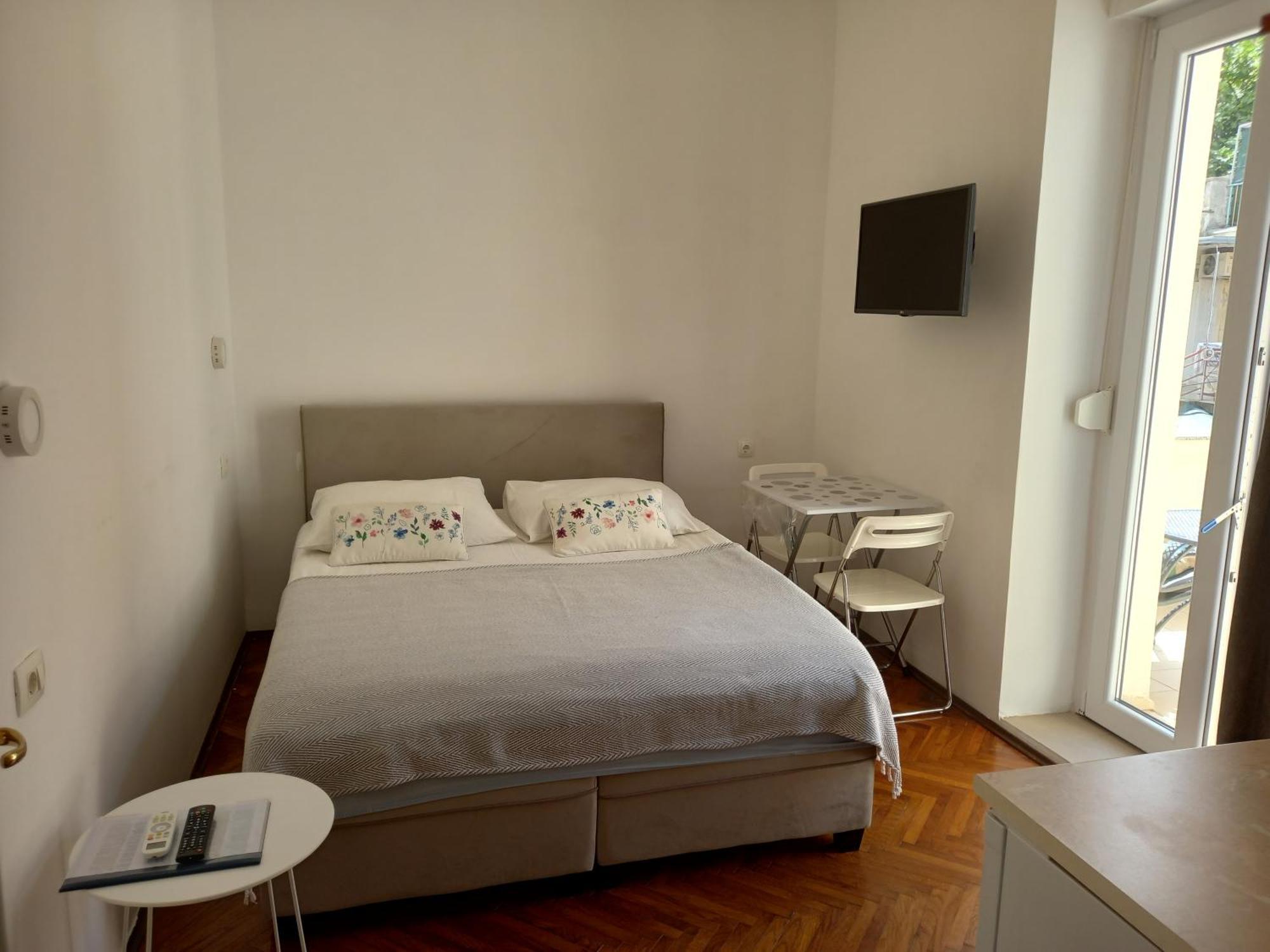 Apartmani Iris I Ana 茨里克韦尼察 外观 照片
