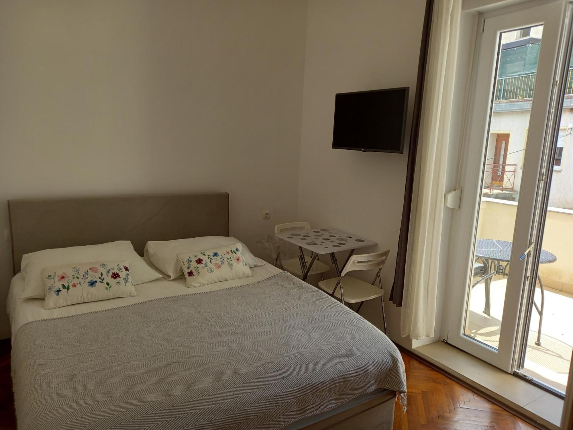 Apartmani Iris I Ana 茨里克韦尼察 外观 照片